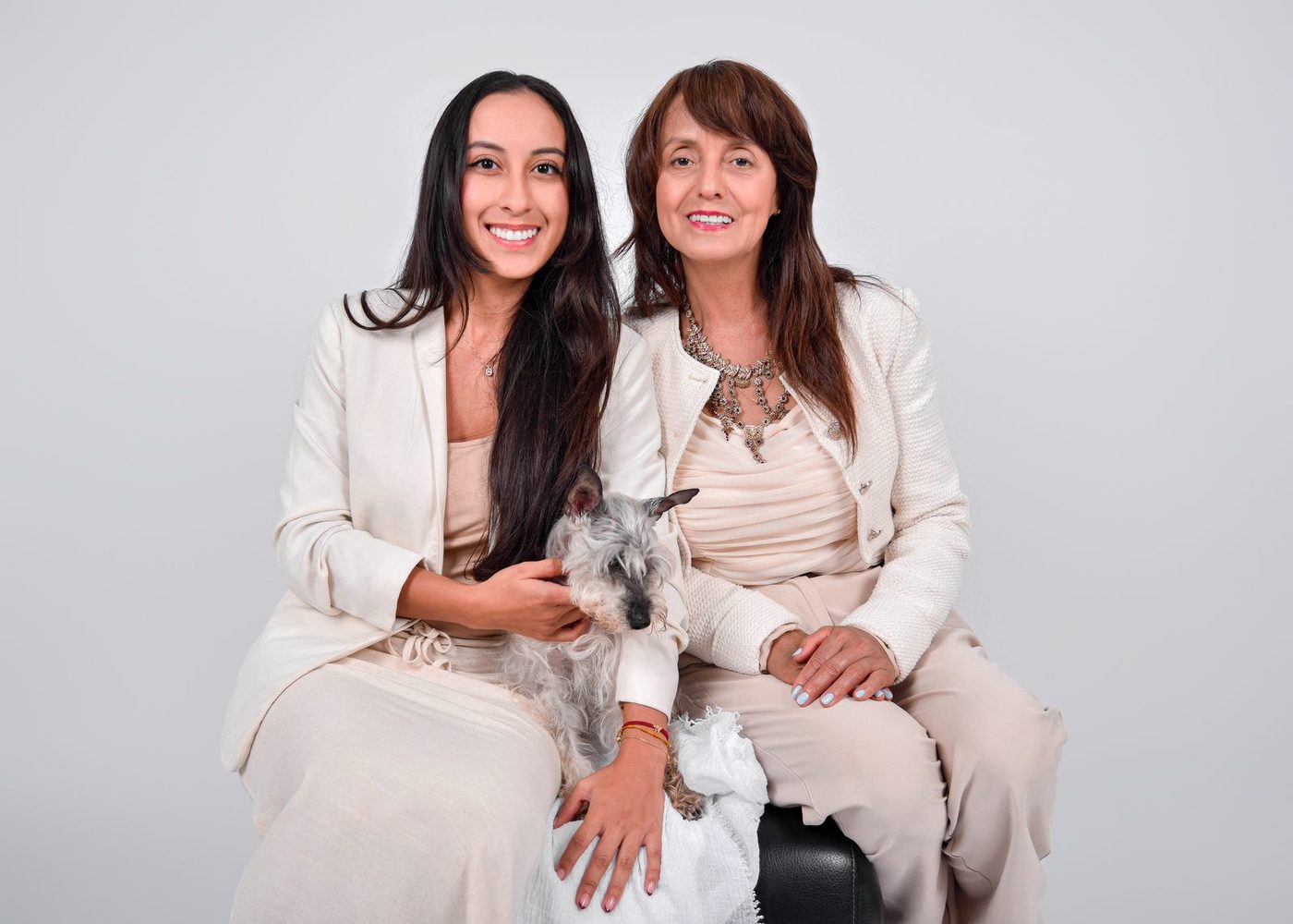 Las fundadoras de Equilibrate Group, madre e hija, con su mascota Luna en Medellín