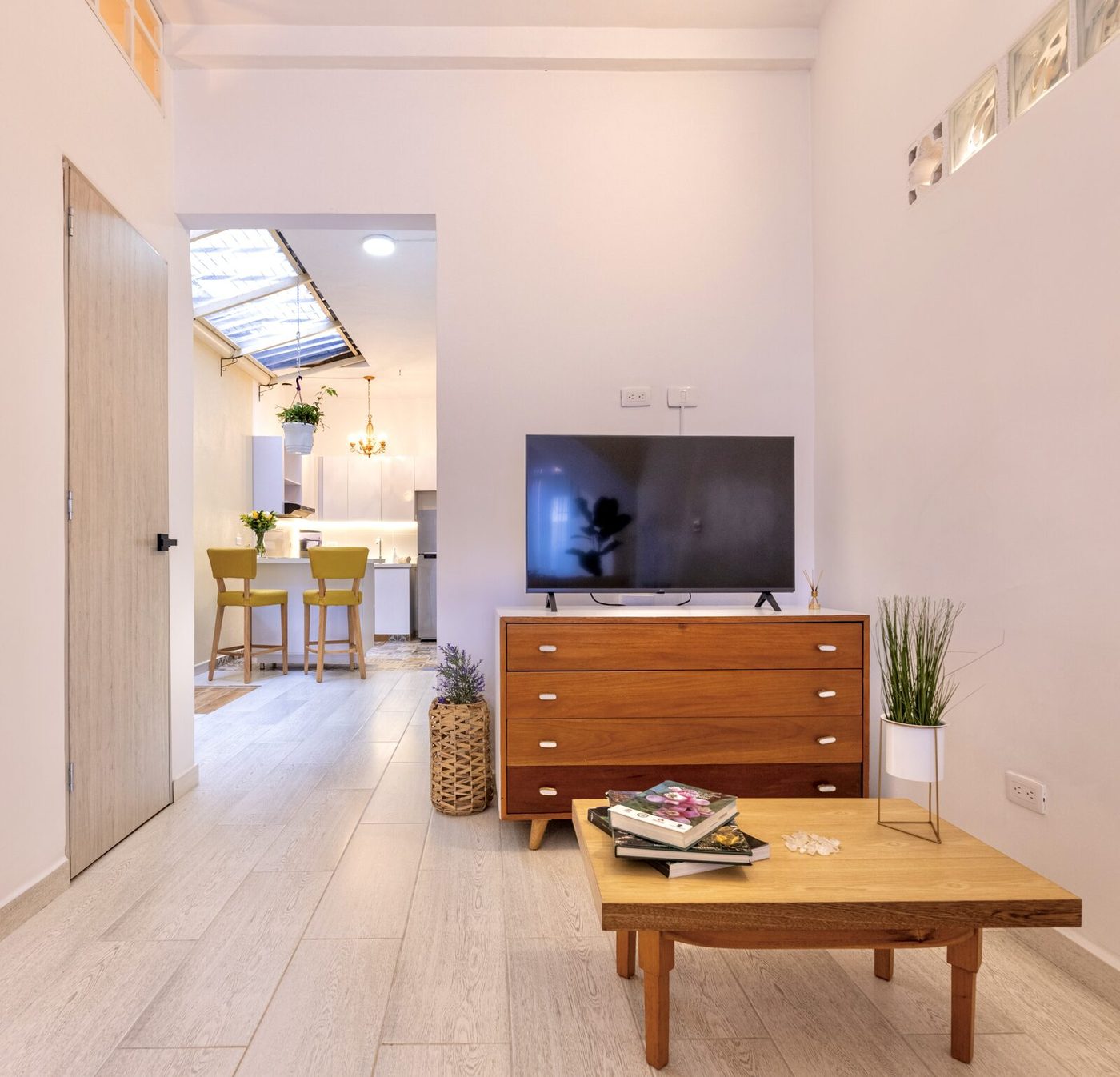 Sala con vista a la cocina en Casa Luz Boutique, Medellín