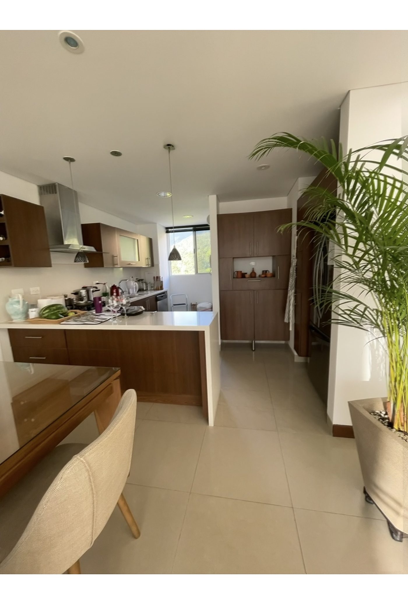 Cocina abierta del proyecto Solaris con madera nogal y vista a la montaña